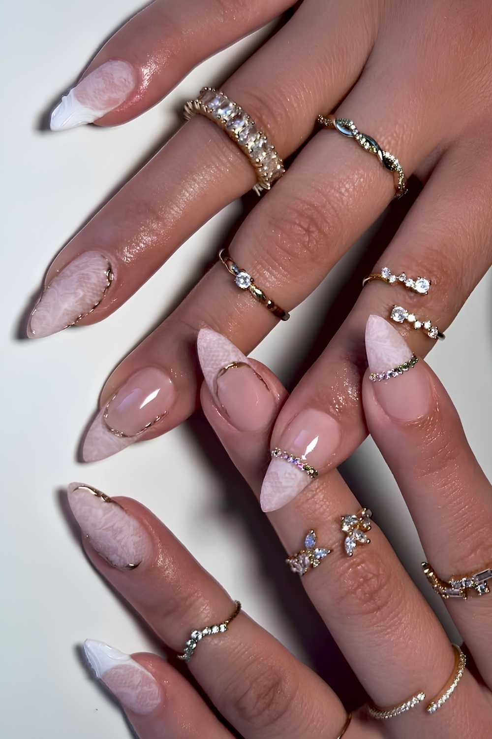 Weisse spitzen naegel mit strass details