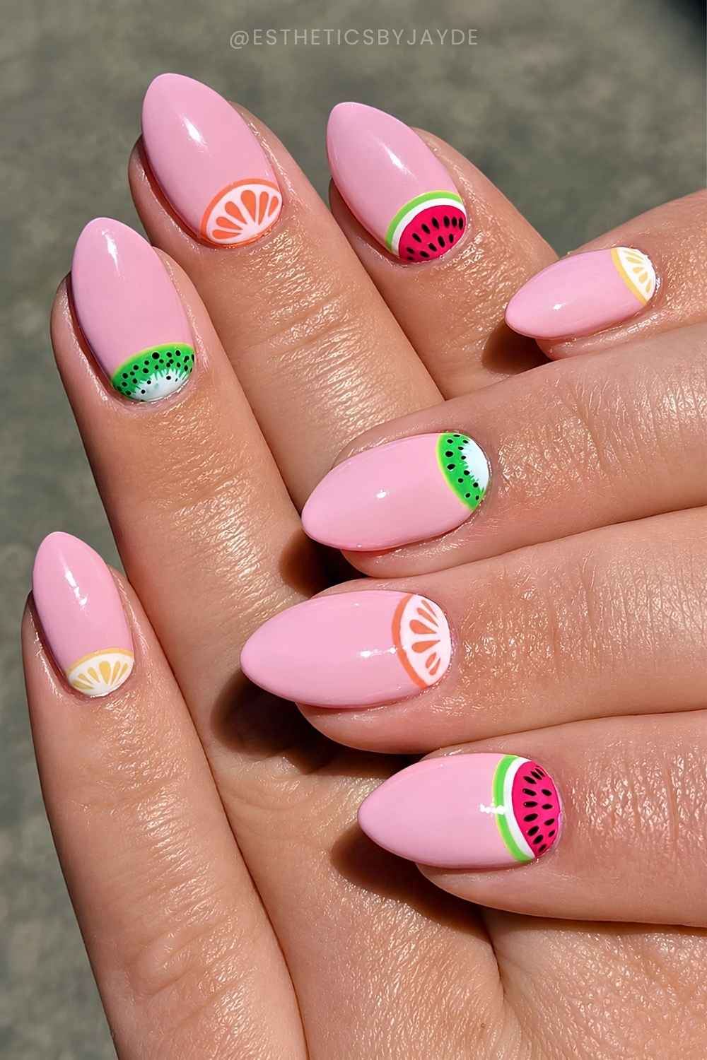 Zartrosa Naegel mit Fruchtmotiv an der Nagelhaut
