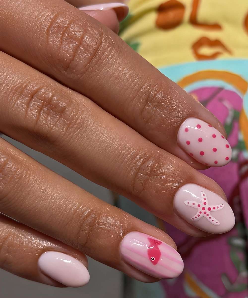 Zweifarbige rosa Manikuere mit Fisch und Punkten