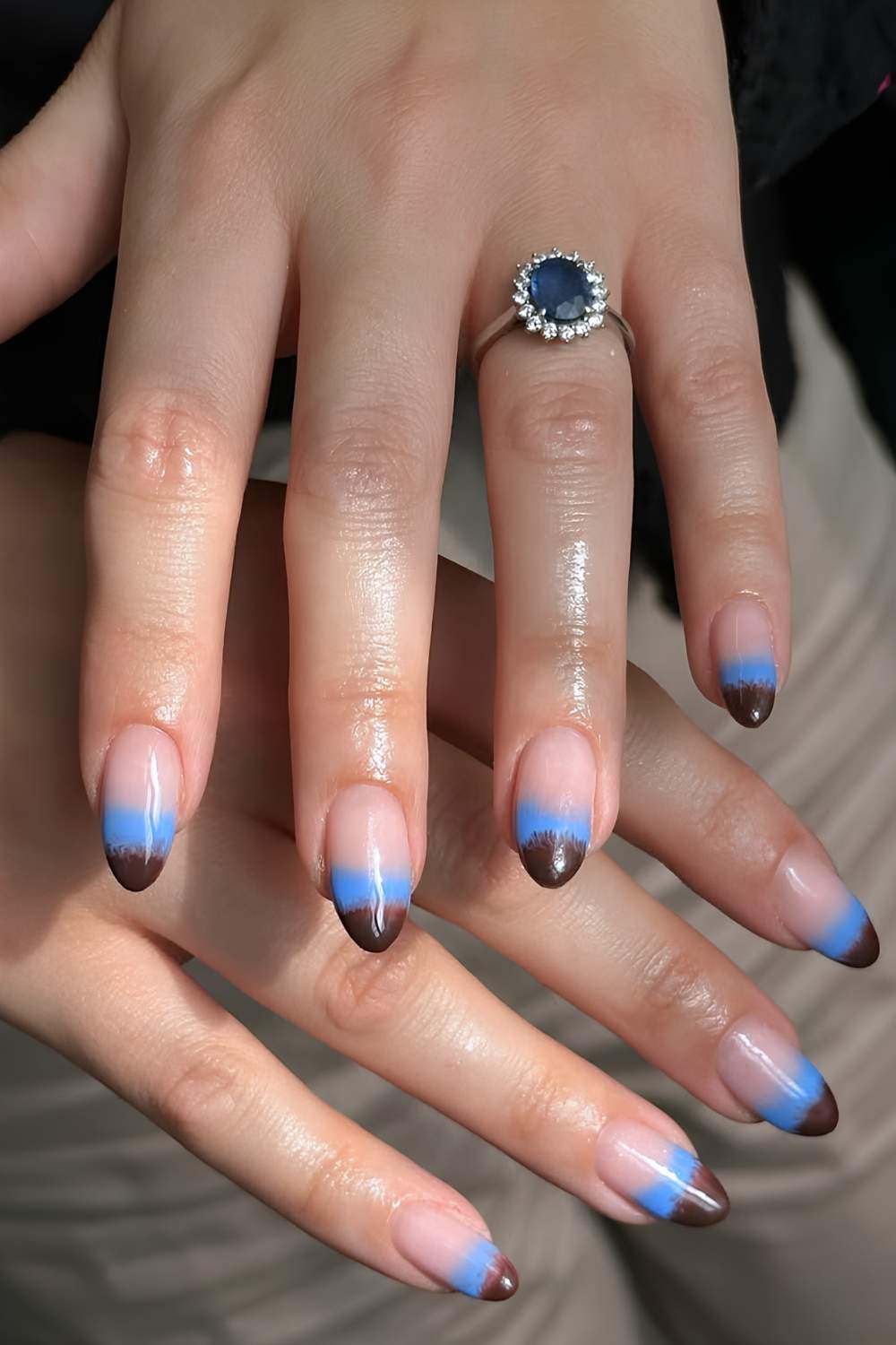 Abstrakte French Mani in Blau und Braun