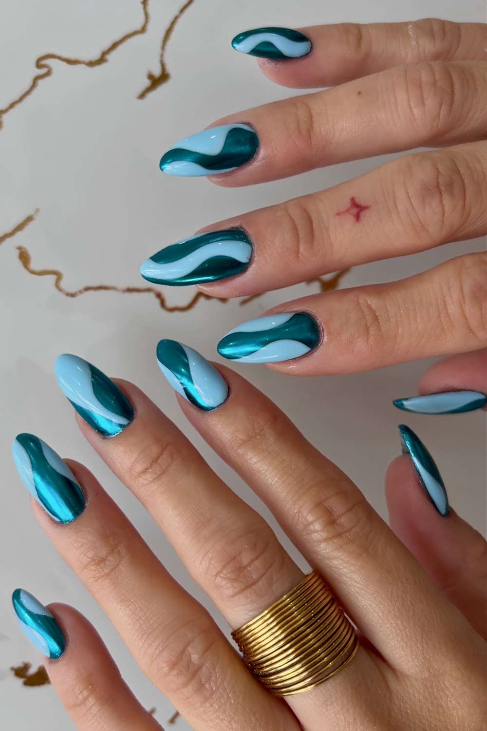 Abstrakte Teal Naegel mit verschiedenen Finishes