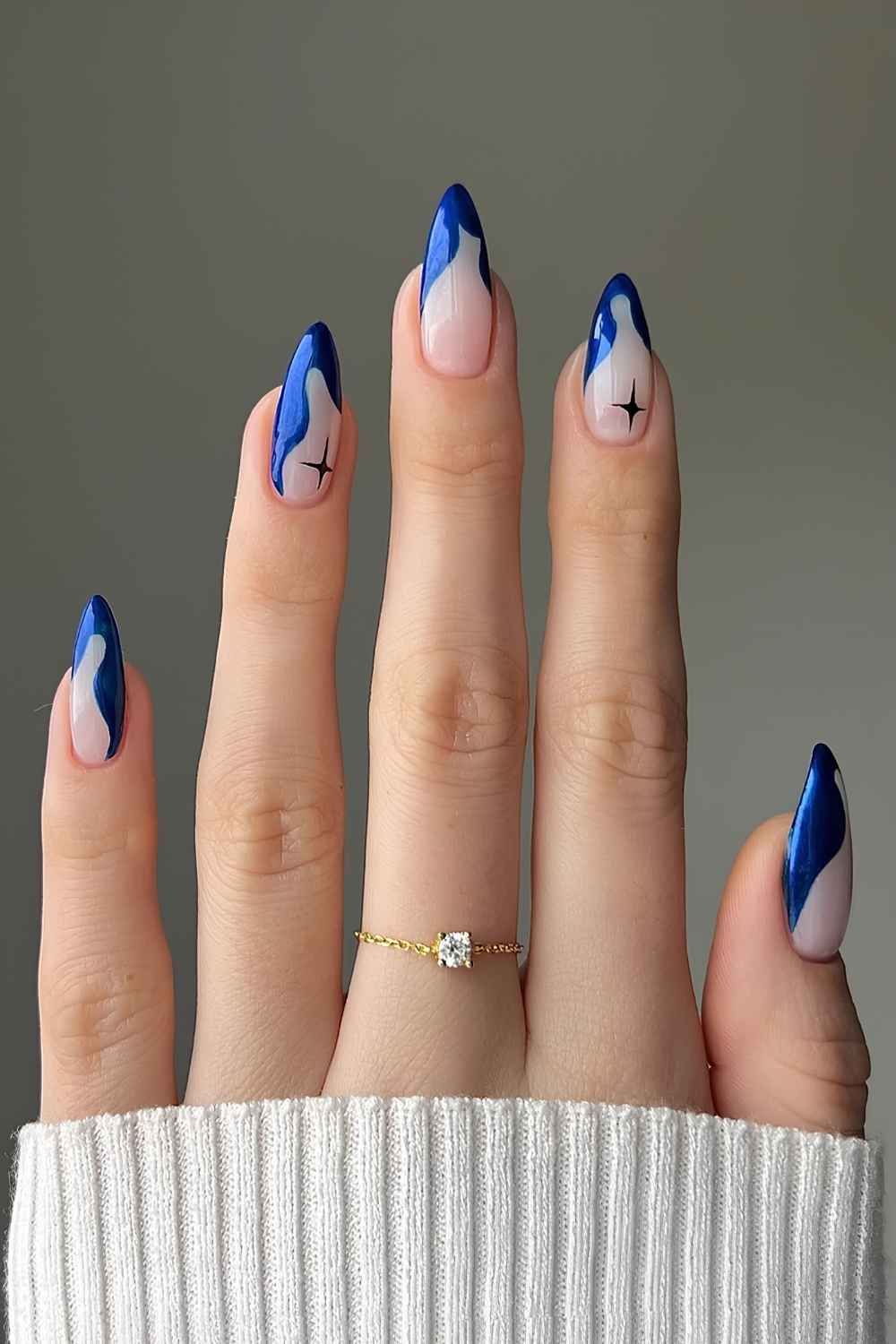 Abstrakte saphirblaue french nails mit sternen