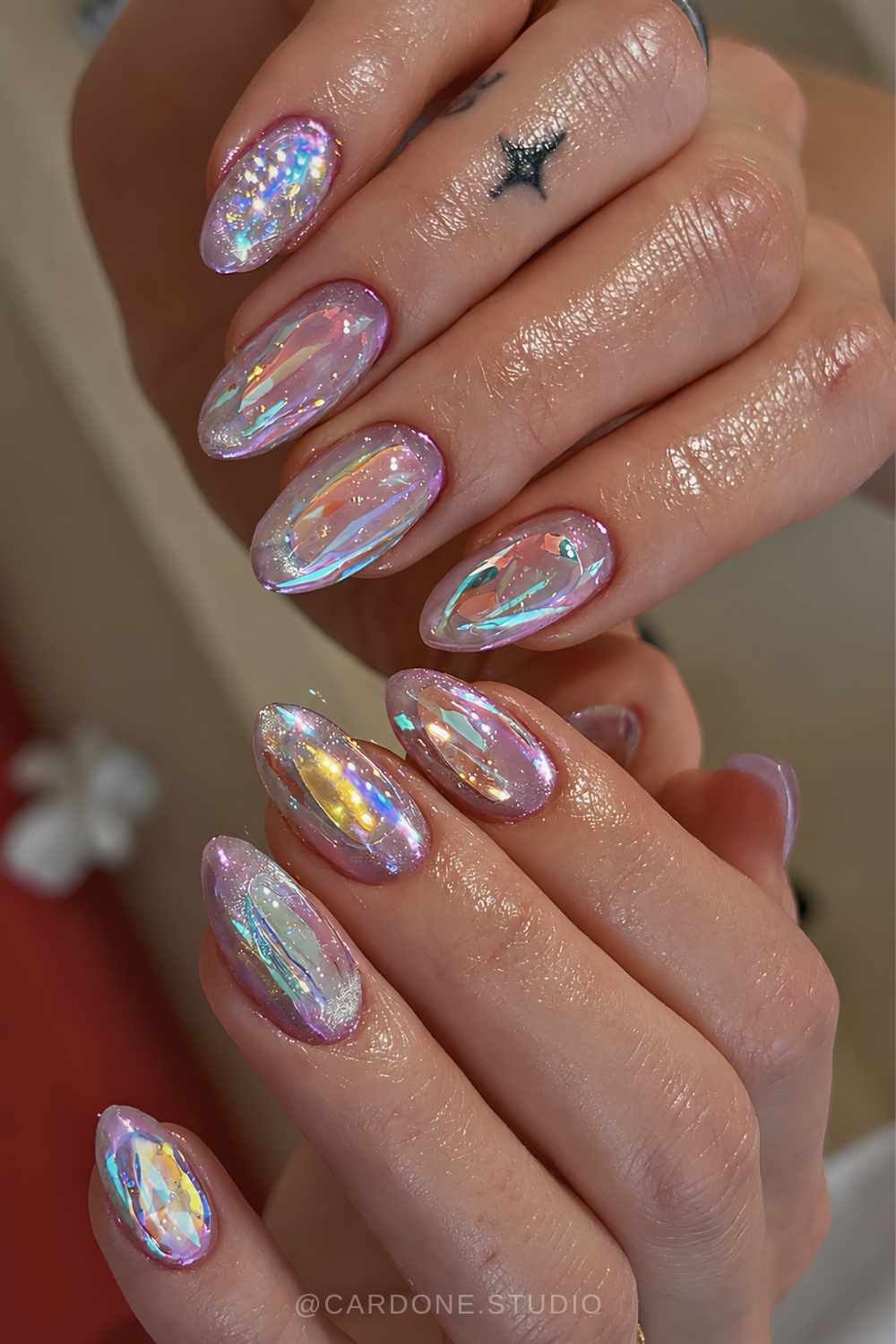Aurora cat eye manikuere mit bunten holo flakes
