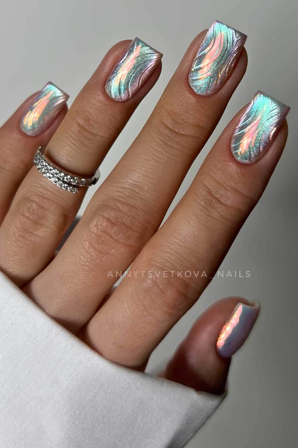Aurora cat eye naegel mit swirl akzent