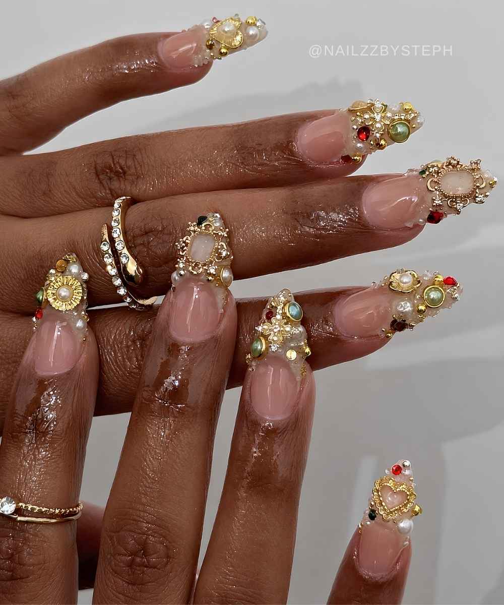 Barock French Naegel mit Gold und Strassdetails