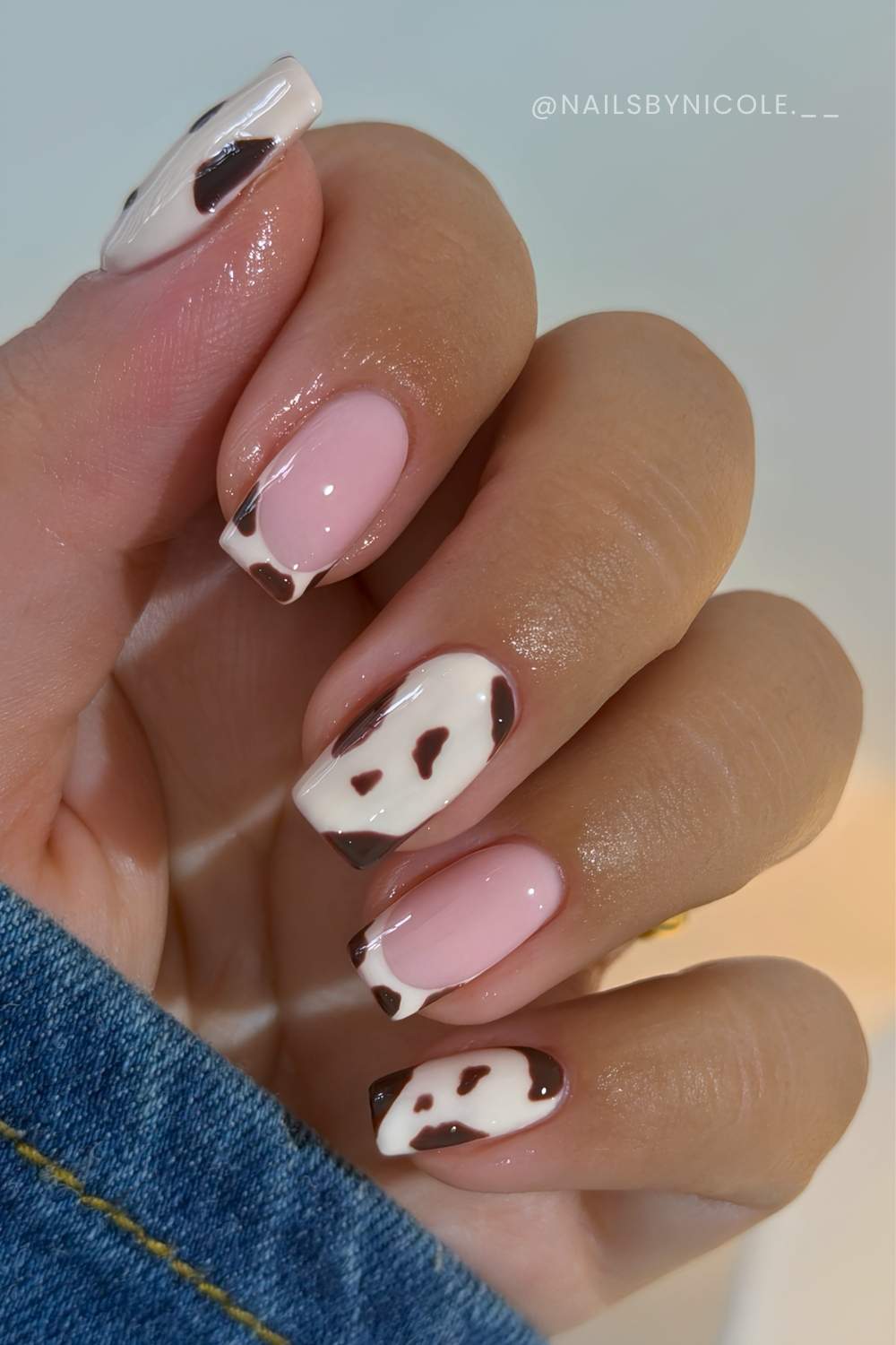 Beige braune Naegel mit Kuhmuster