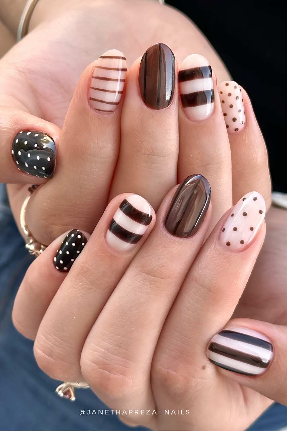Beige und braune Naegel mit Punkten und Streifen