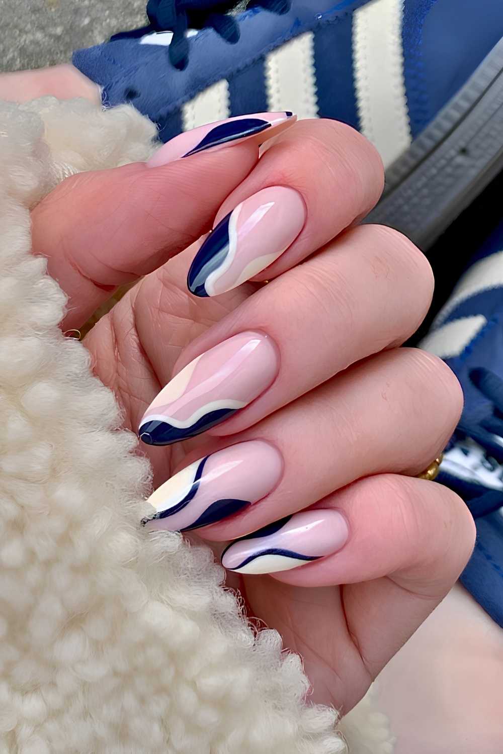 Beige und navyblaue Herbstmanikuere