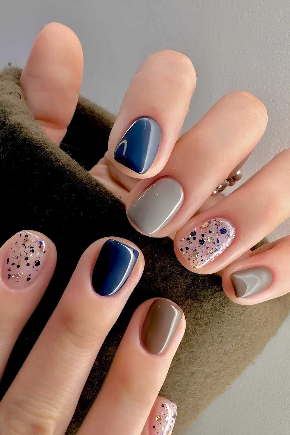 Blau braune Mani mit Glitzerakzenten