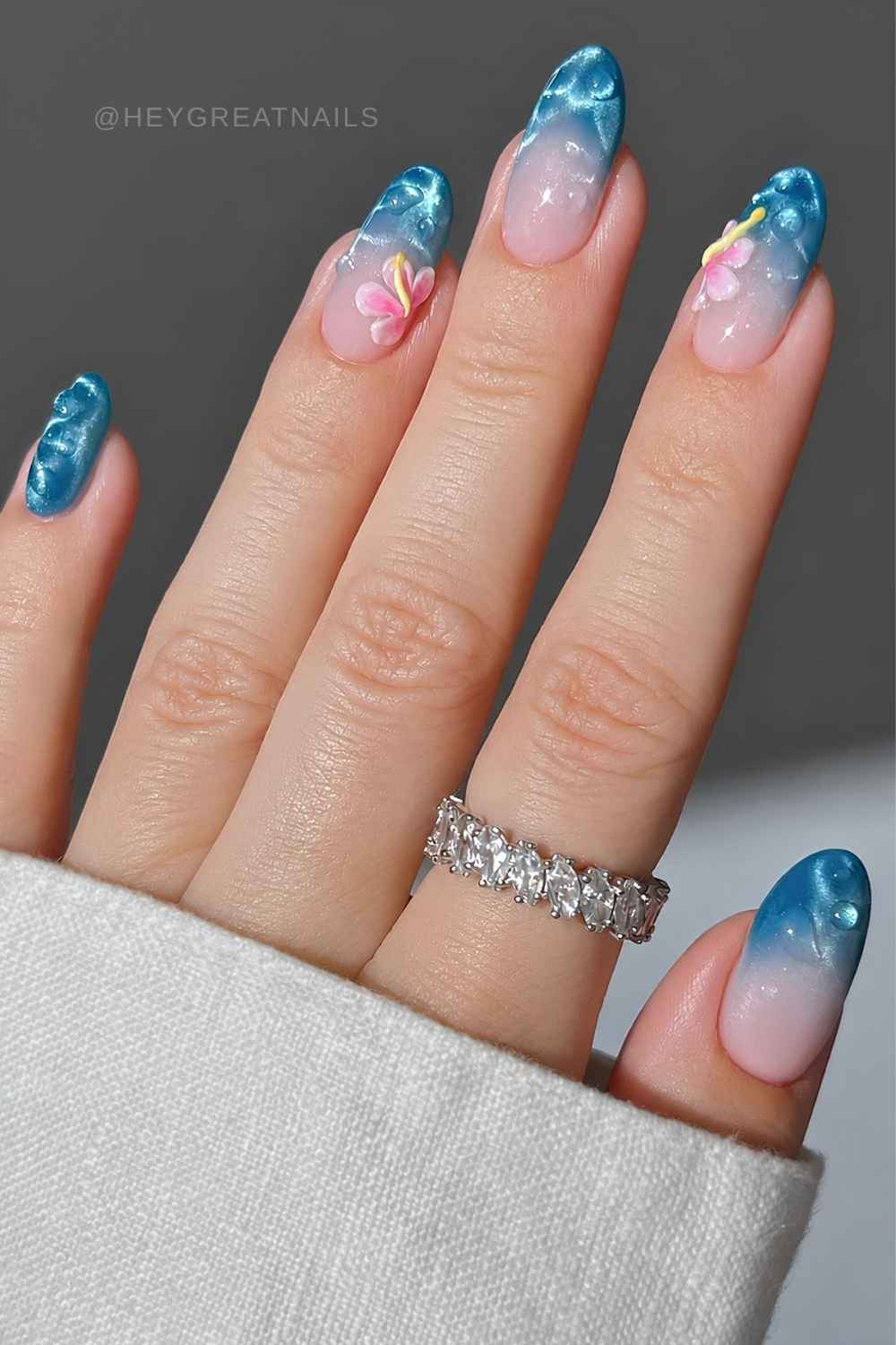 Blaue Cat Eye Naegel mit Wellen und Blumen