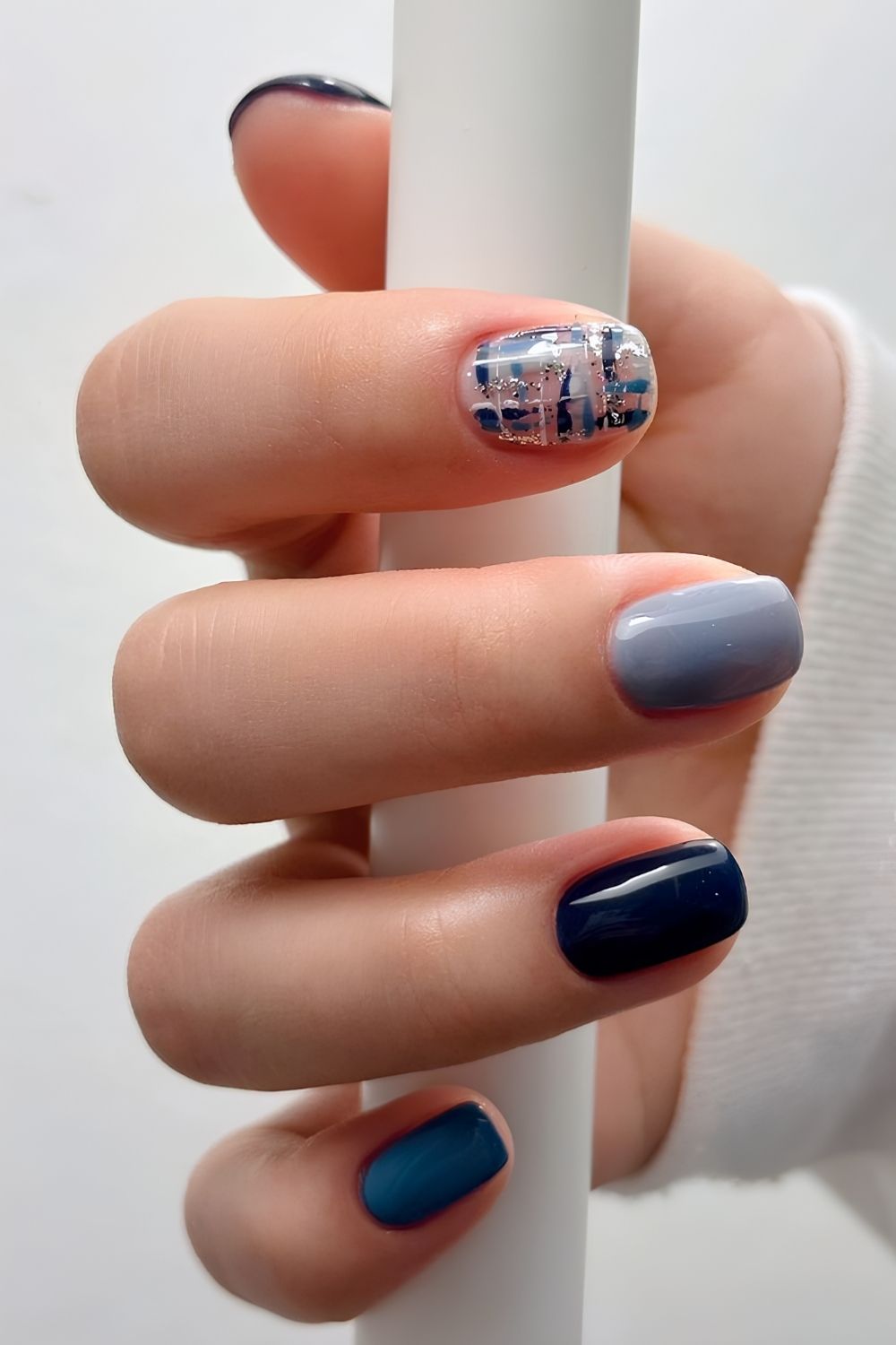 Blaue Manikuere mit Boucle Muster
