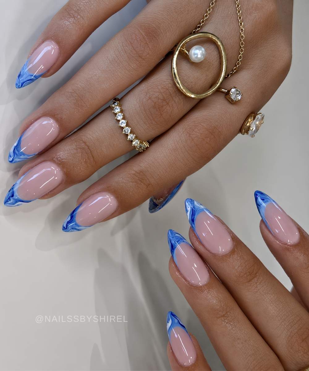 Blaue Marble French Naegel in Mandelform