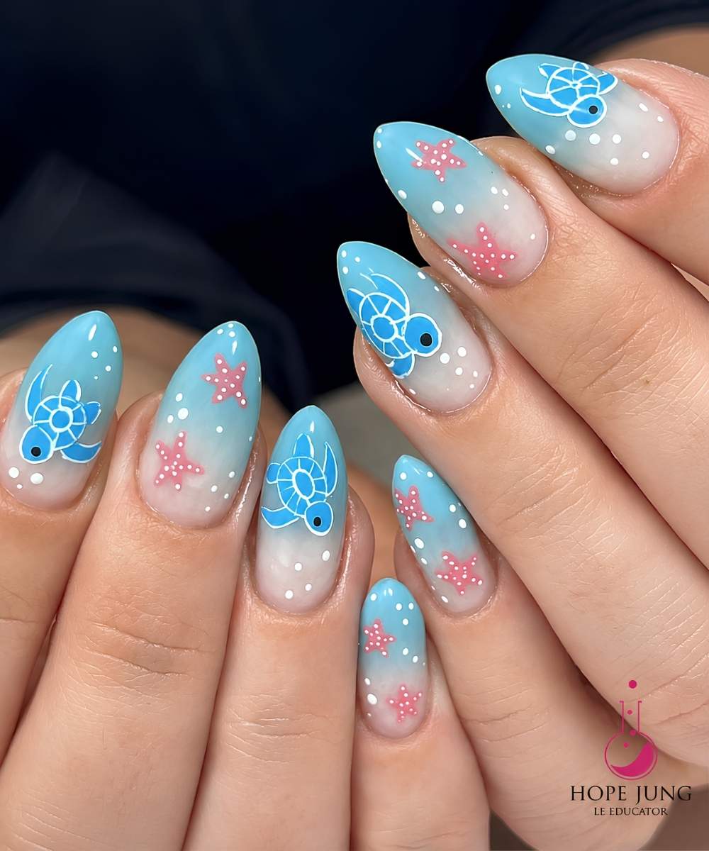 Blaue Ombre Naegel mit Schildkroeten und Seesternen