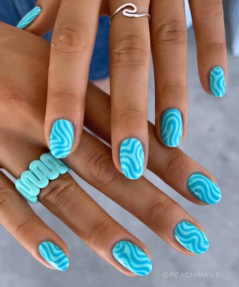 Blaue Sommer Naegel mit Wellen
