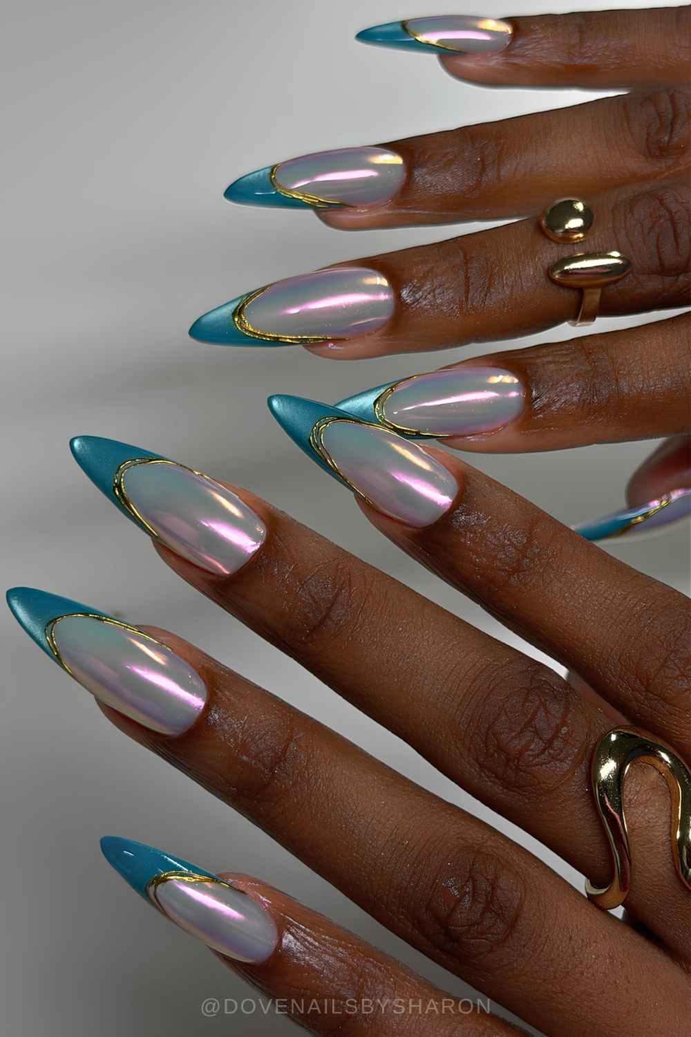 Blaue cat eye french manikuere auf aurora chrome basis
