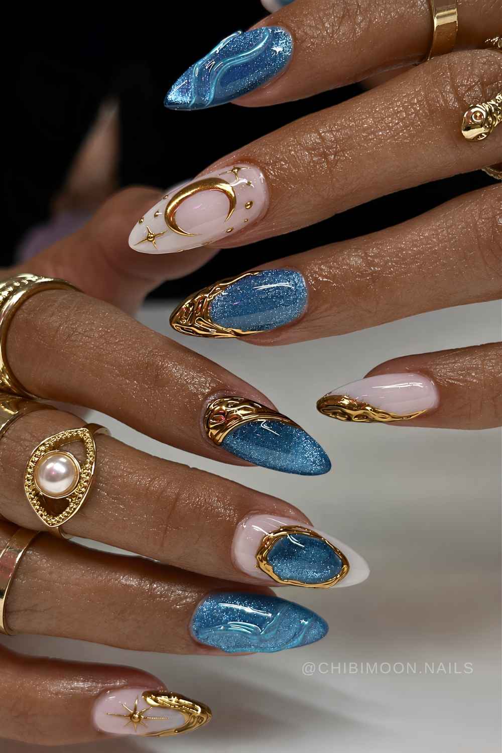 Blaue cat eye manikuere mit goldenen celestial details