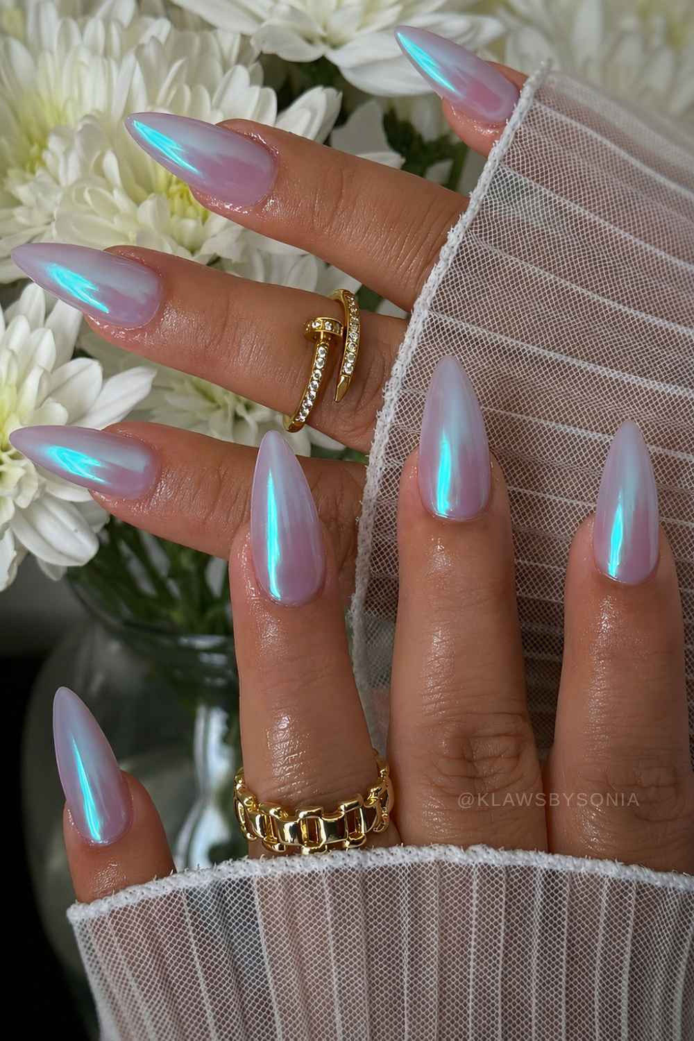 Blaue chrome aurora manikuere