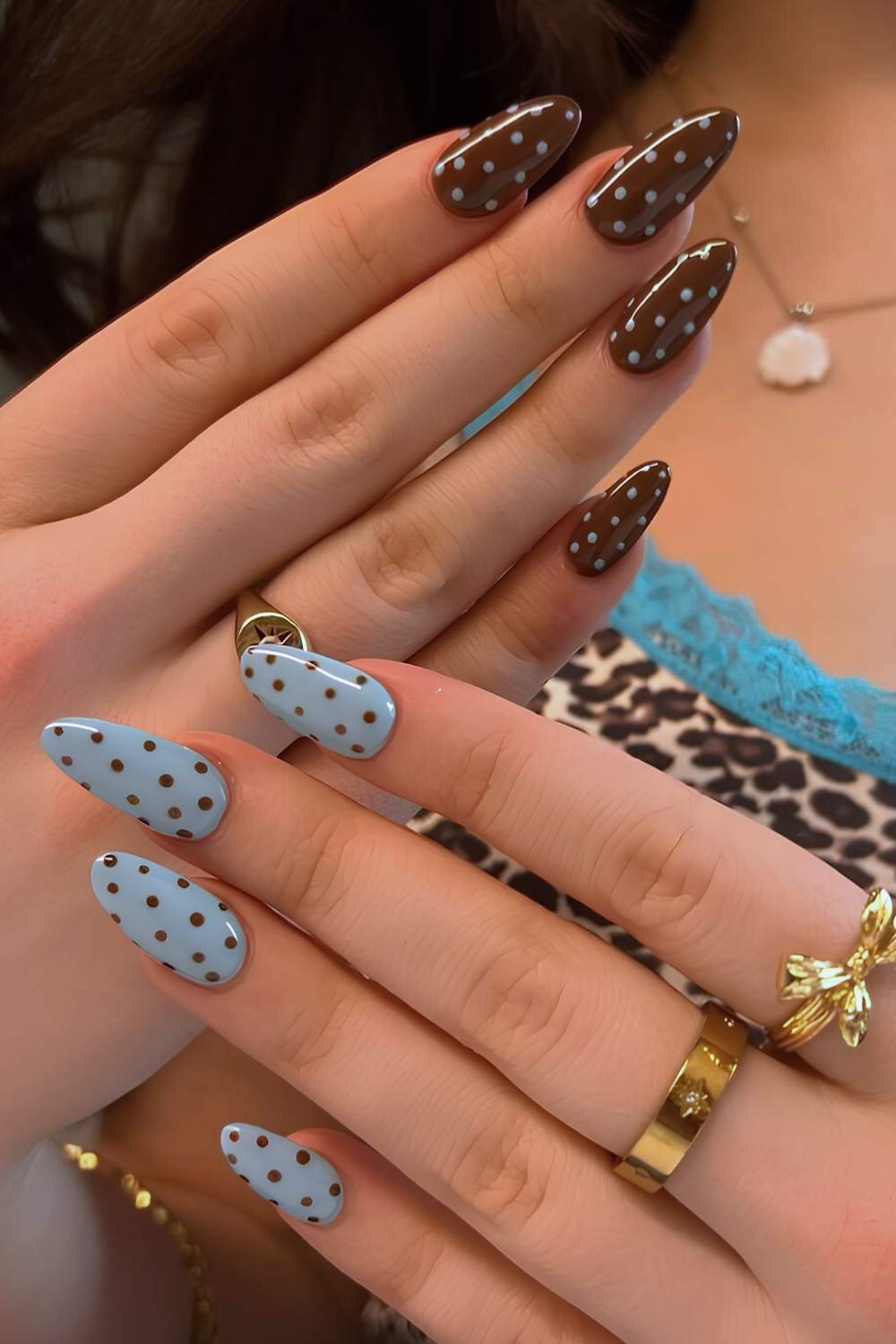 Blaue und braune Naegel mit Punkten