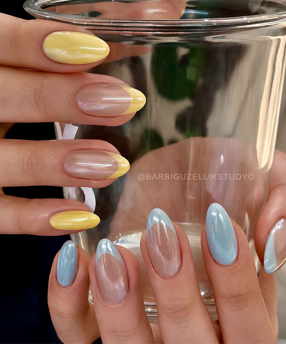 Blaue und gelbe Chrome Manikuere
