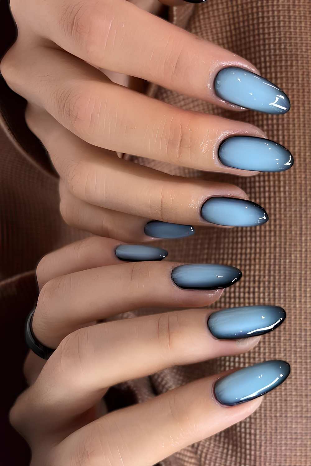 Blaue und schwarze Aura Naegel