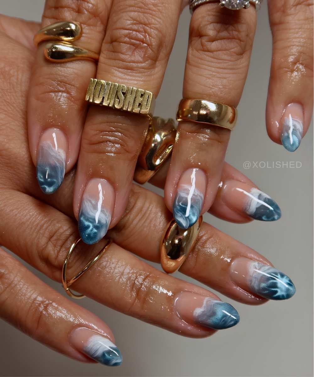 Blaue weisse Cat Eye Naegel mit Wellen