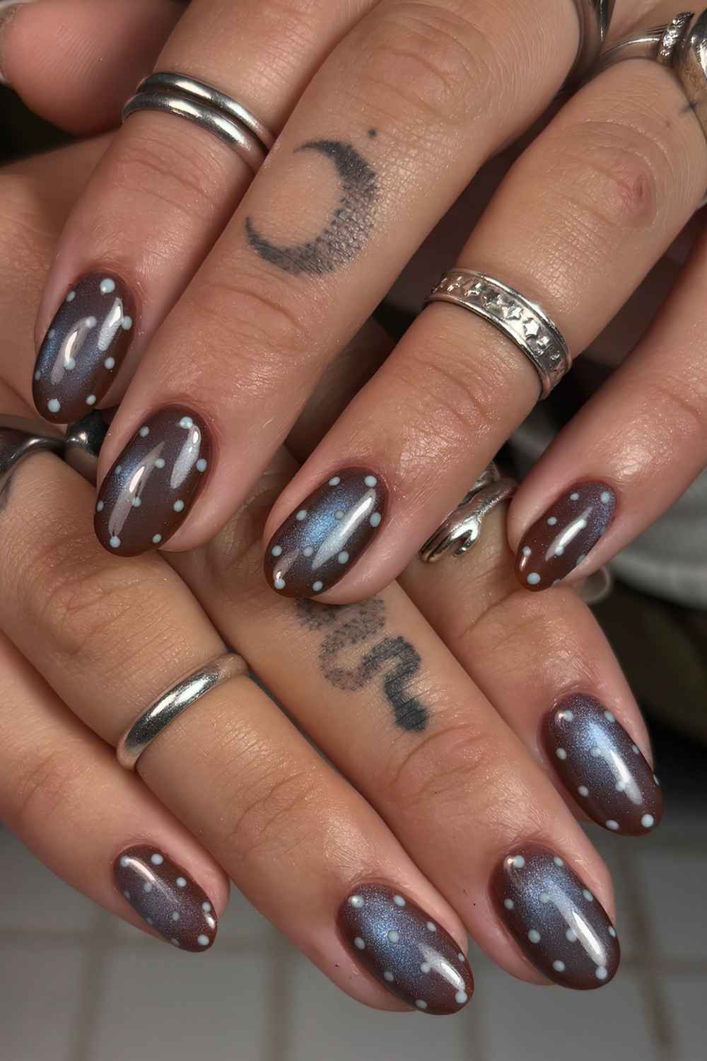 Braun blaue Cat Eye Naegel mit Punkten
