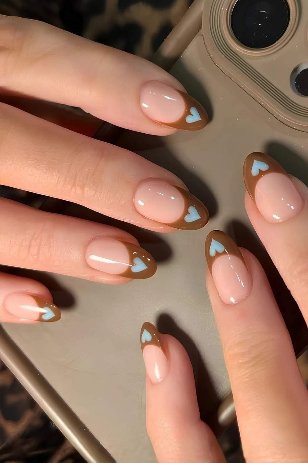 Braune French Mani mit blauen Herzen