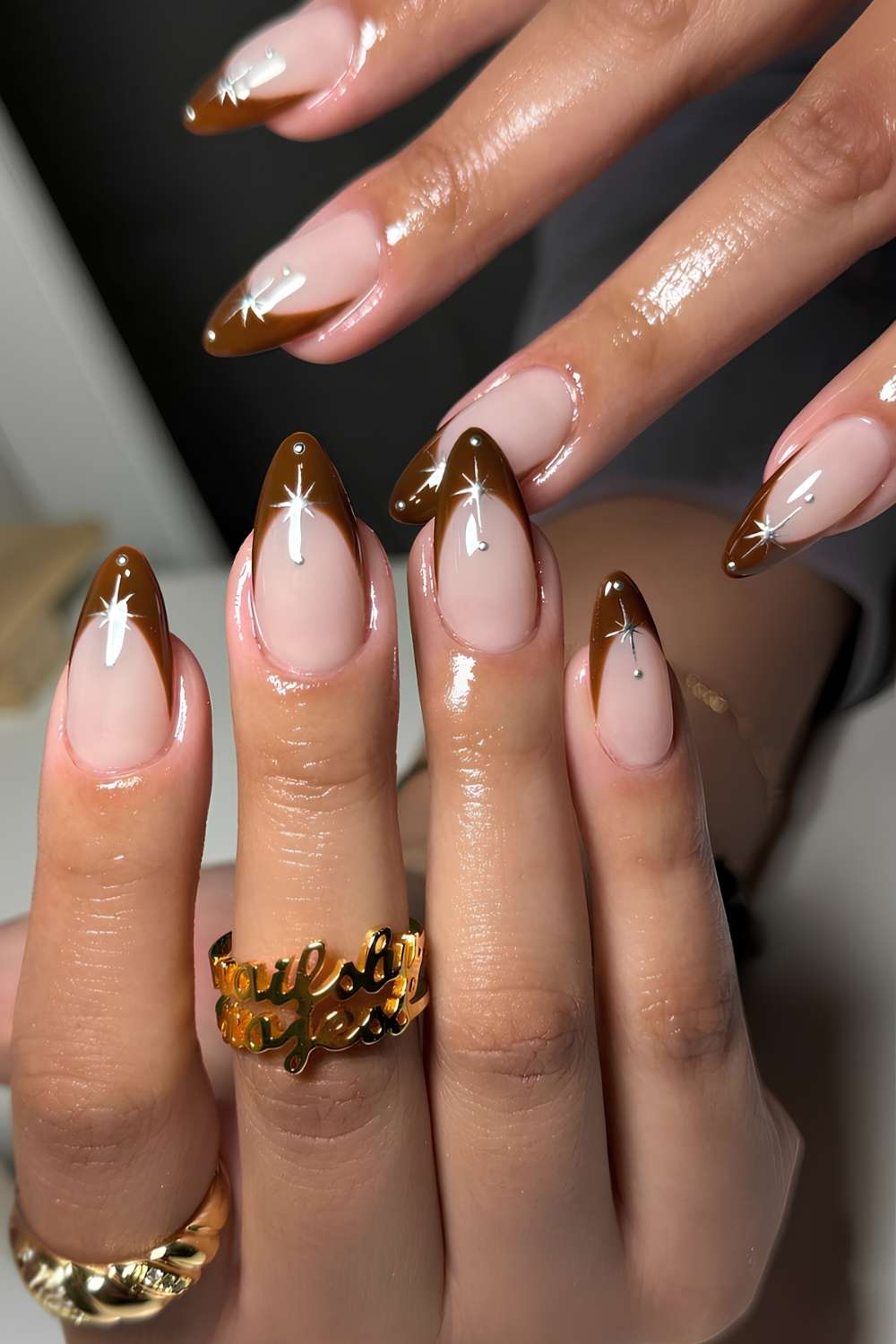 Braune French Nails mit goldenen Chrome Sternen