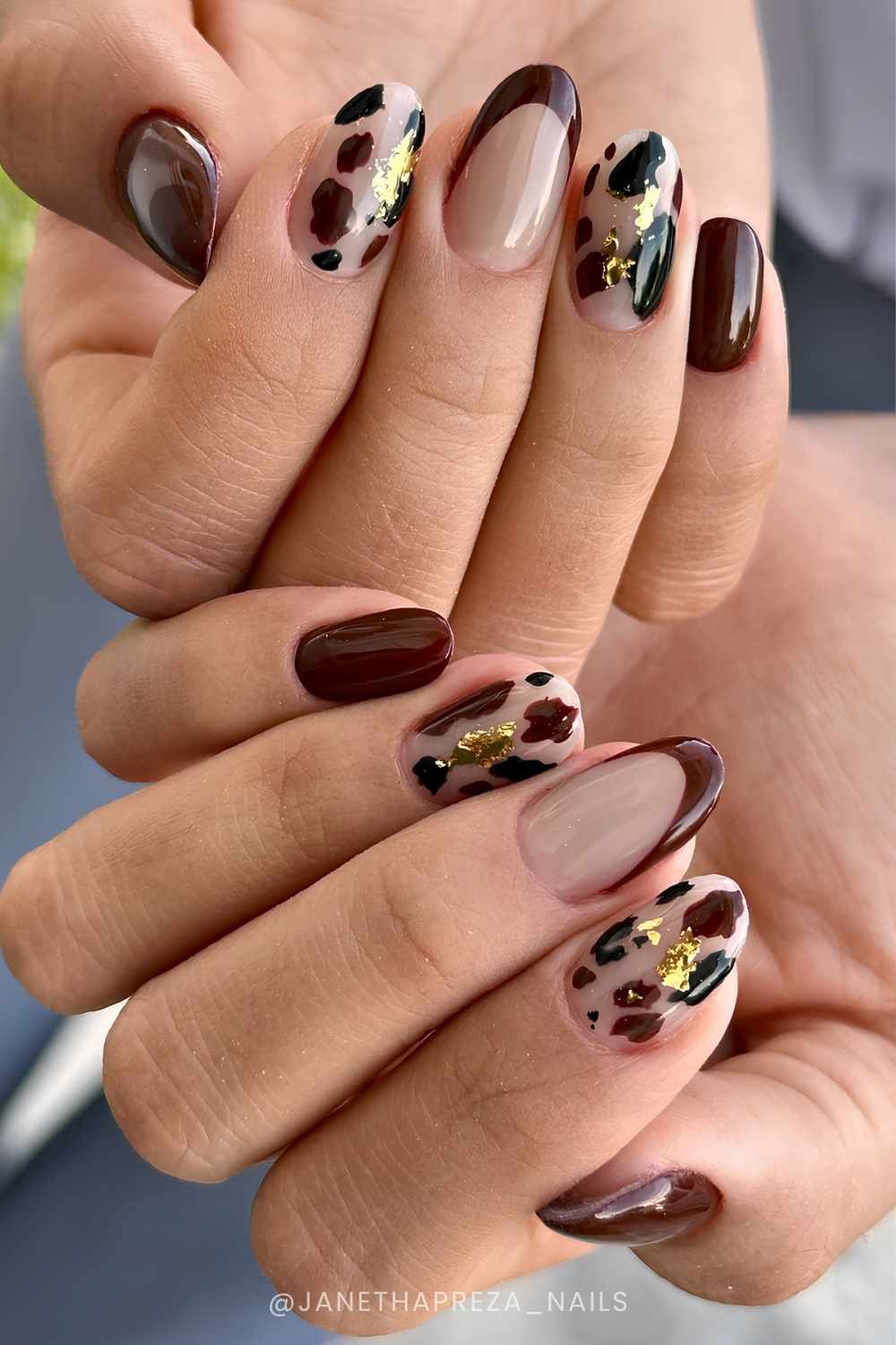 Braune Naegel mit Kuhmuster und Goldfolie