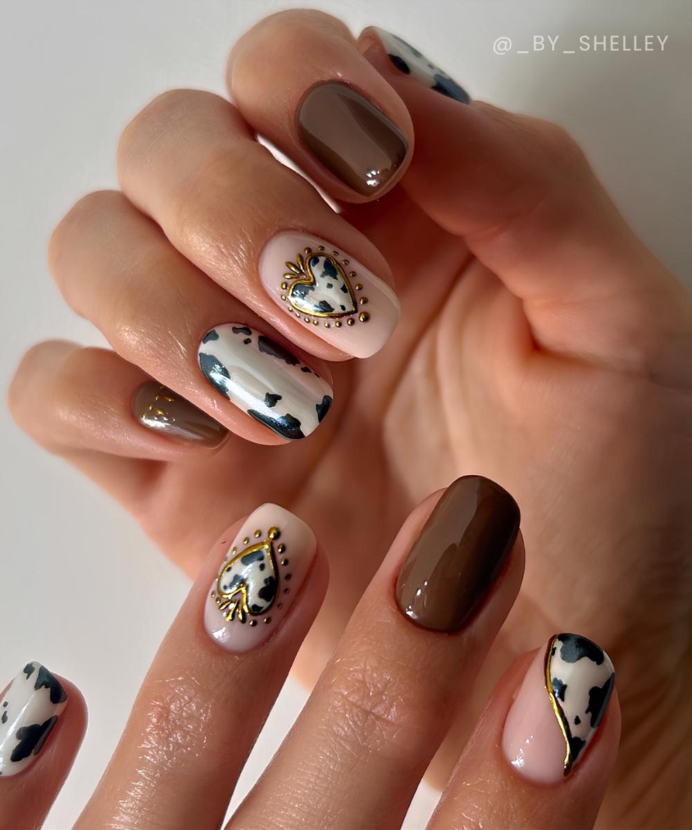 Braune Naegel mit Kuhmuster und Herzen
