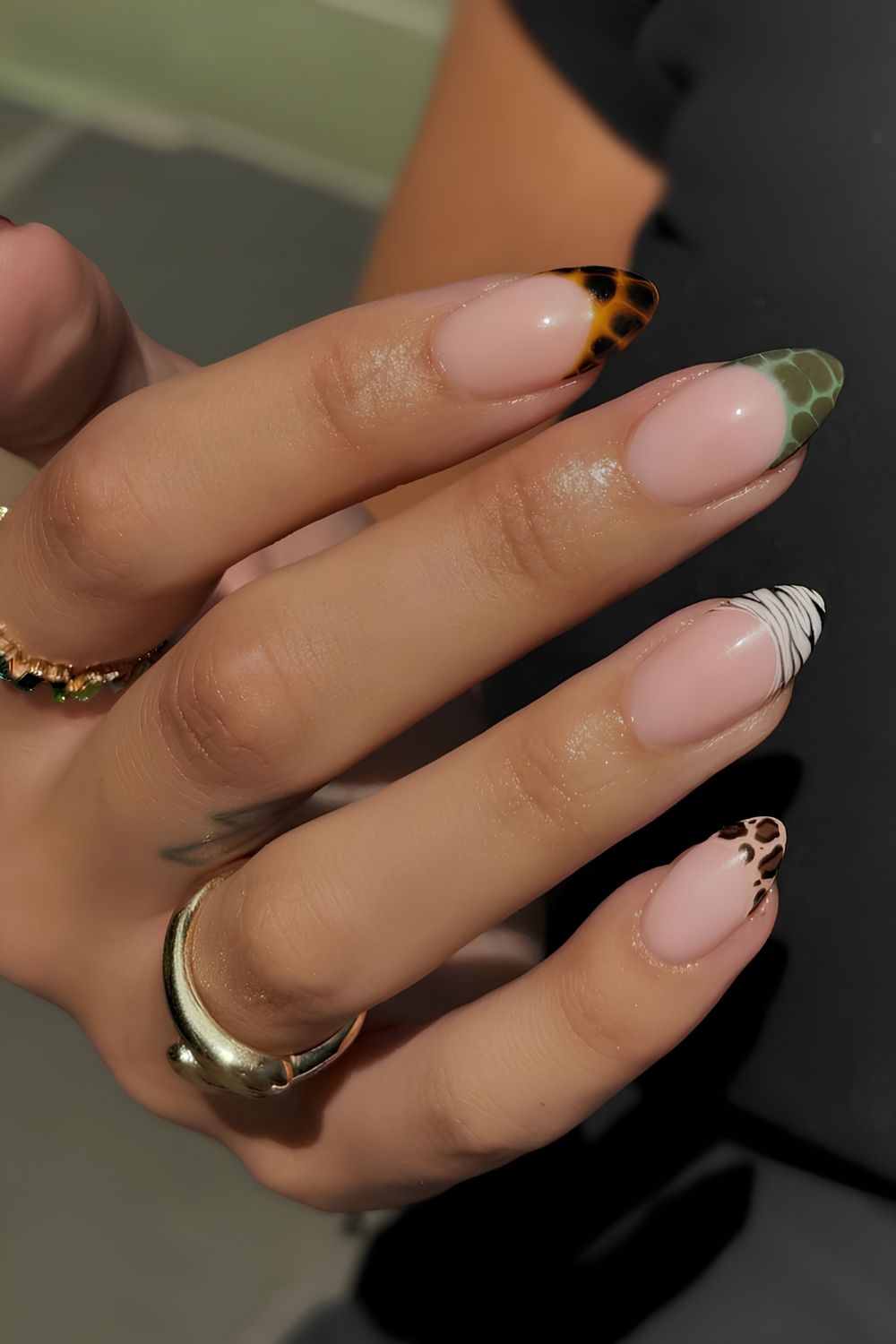 Braune gruene Animal Print French Nails