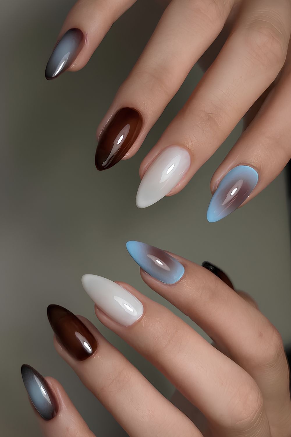 Braune und blaue Naegel mit Aura Akzenten