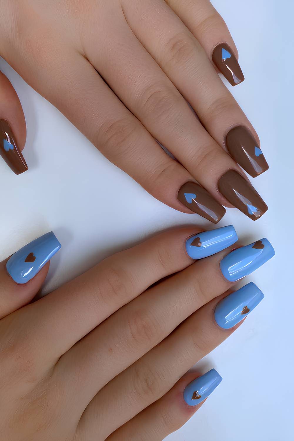 Braune und blaue Naegel mit Herz Akzenten