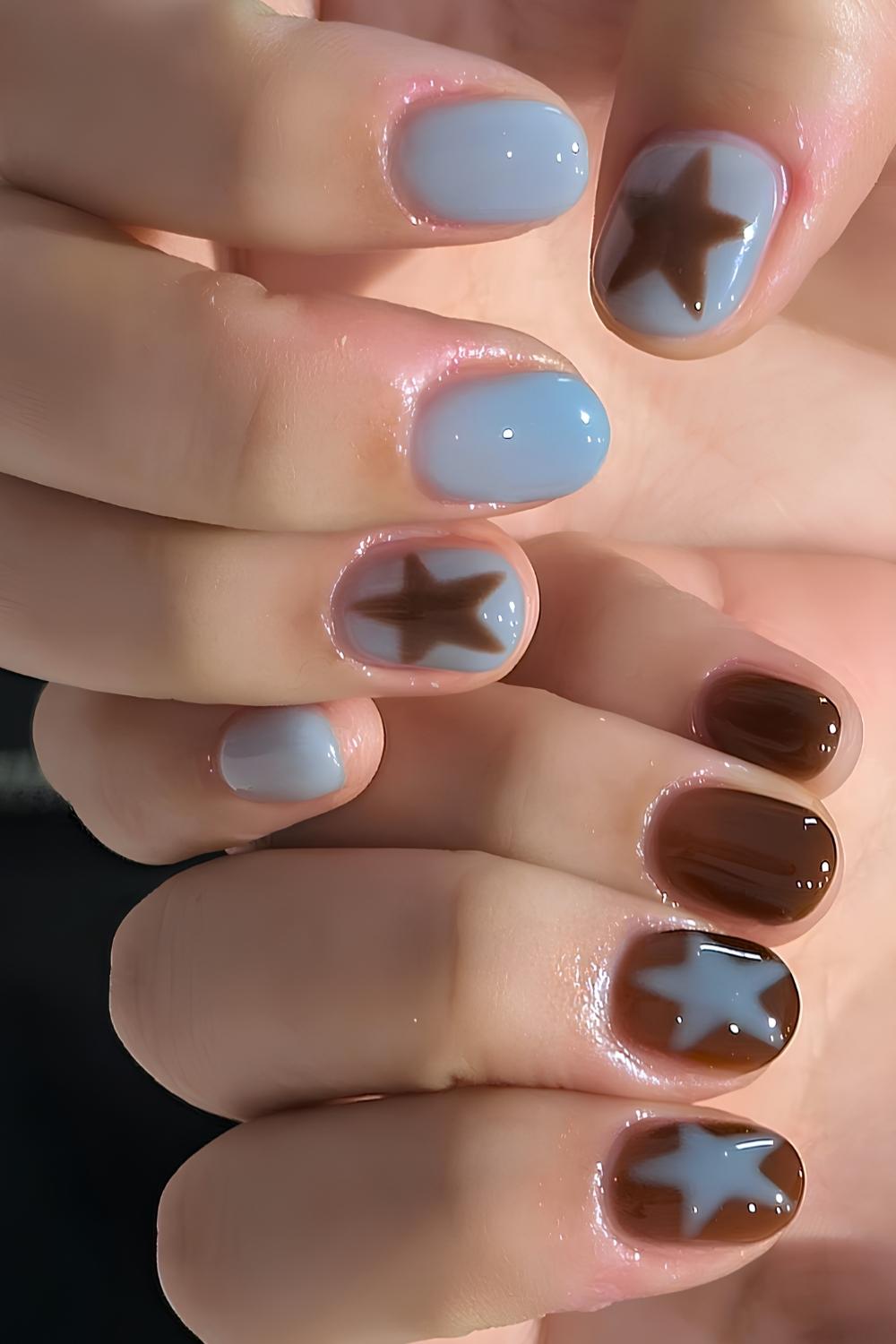 Braune und blaue Naegel mit Stern Design