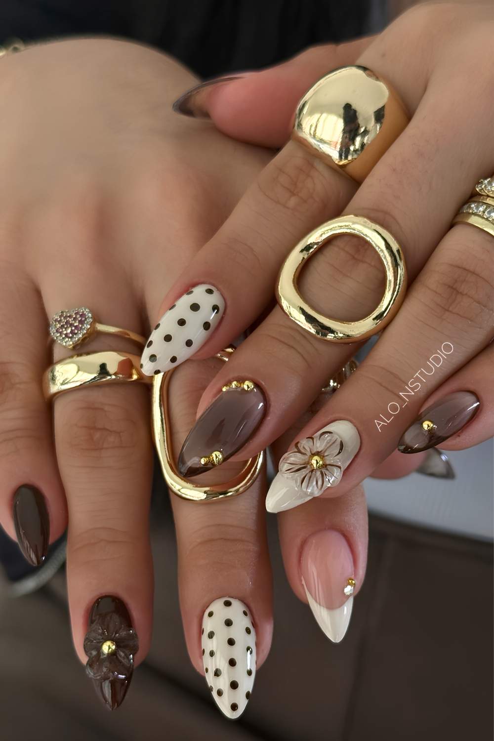 Braune und cremeweisse Naegel mit 3D Blumen und Punkten