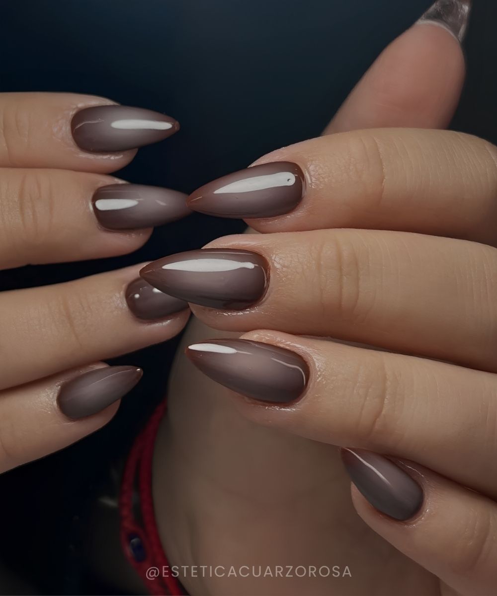 Braune und taupe Aura Manikuere