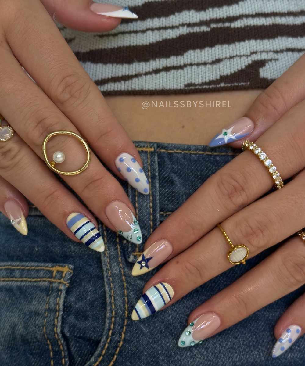 Bunte Naegel mit Mustermix und Steinen