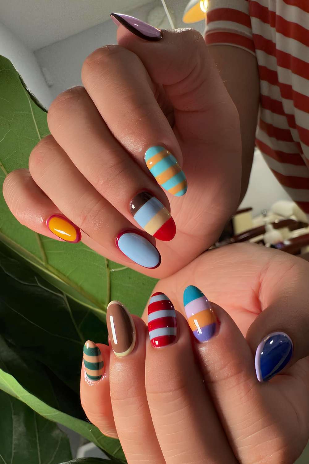Bunte Naegel mit Retro Streifen