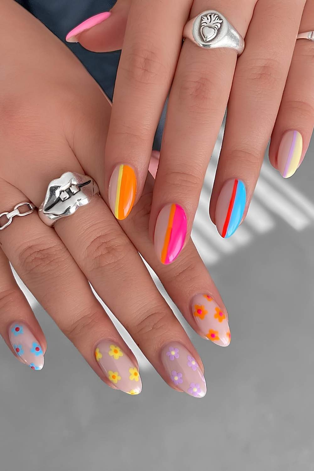 Bunte Naegel mit leuchtenden Blumen und Streifen