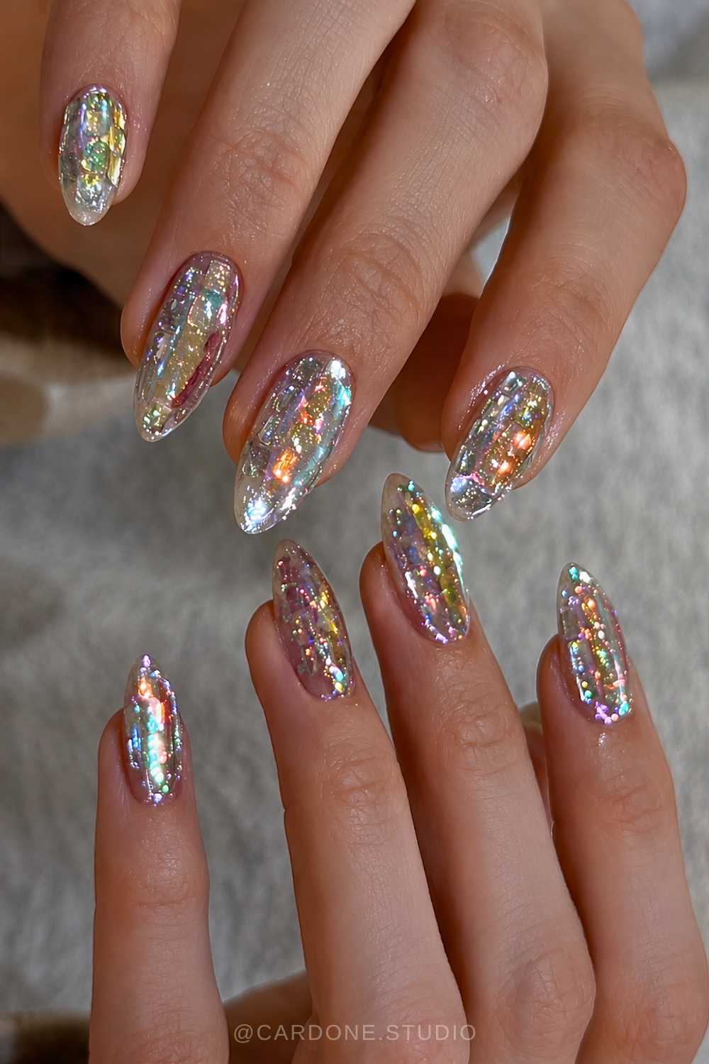 Bunte naegel mit metallischen holo pailletten