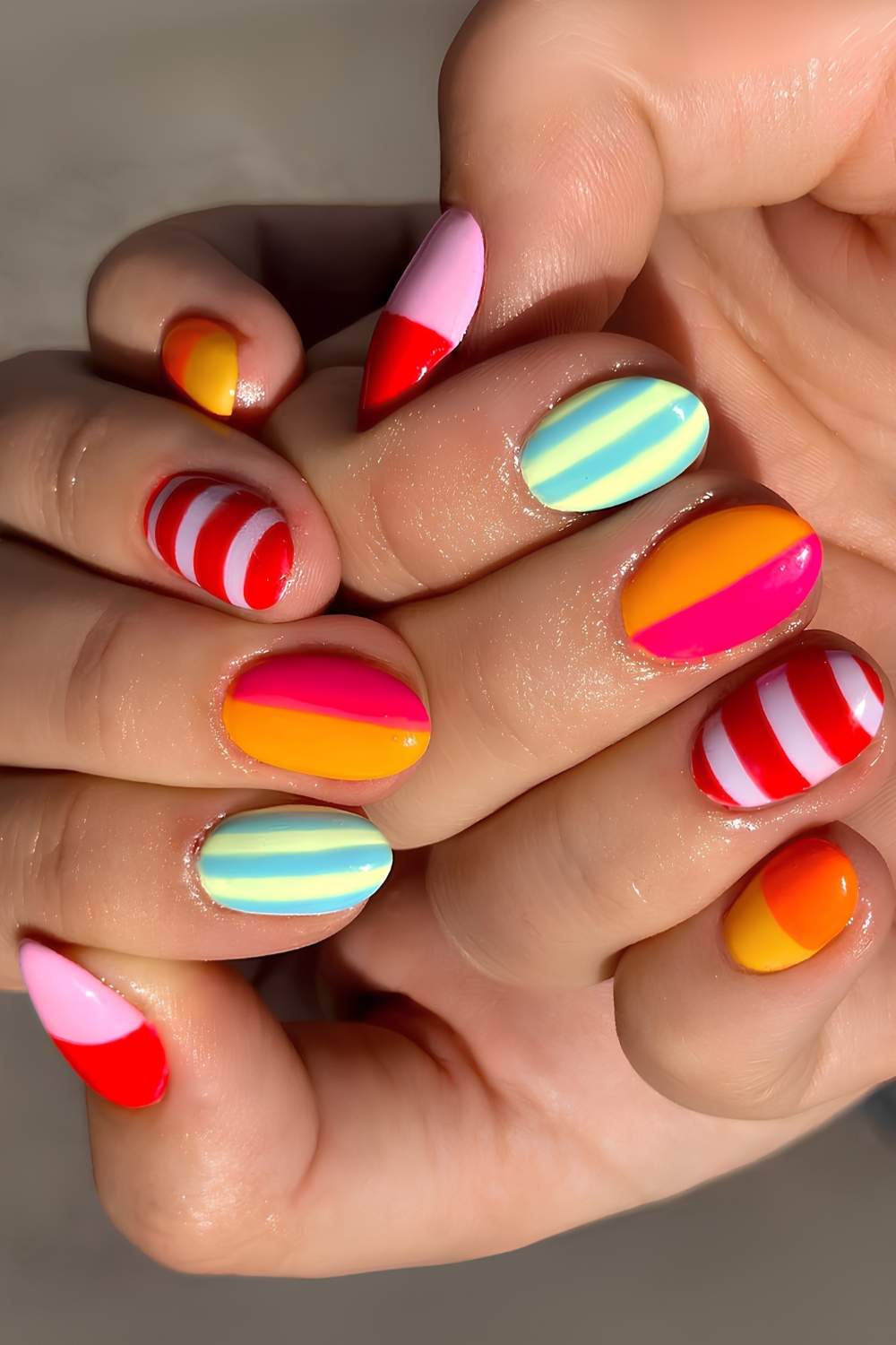 Buntes Retro Streifen Nageldesign
