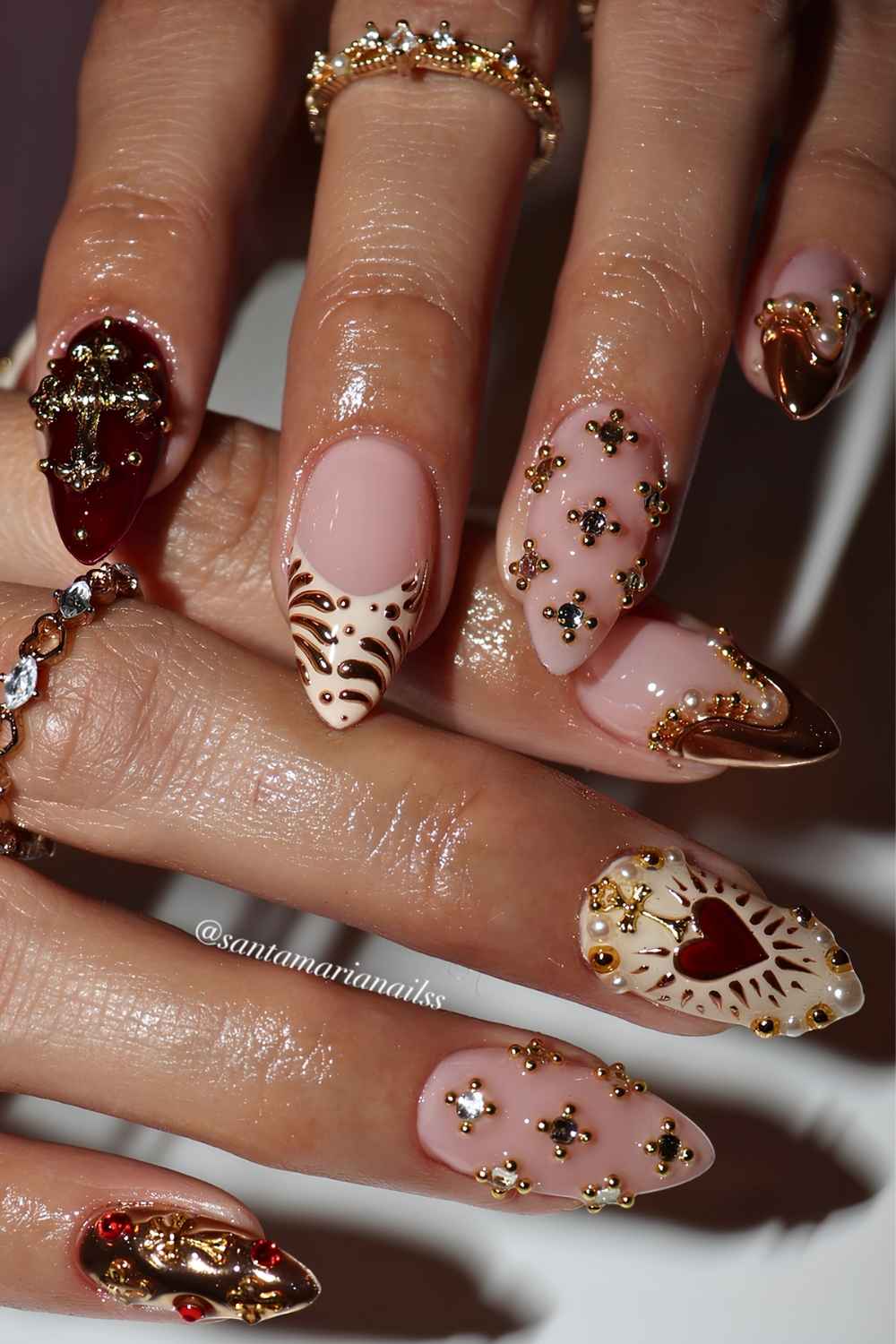 Burgunder und Beige Naegel mit goldenen Barockmotiven