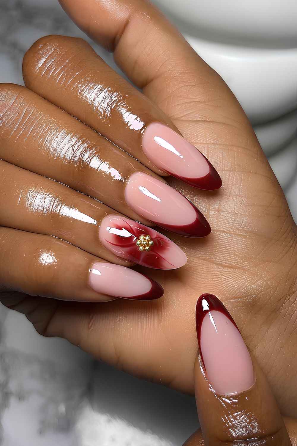 Burgunderrote French Nails mit Blooming Gel Blume