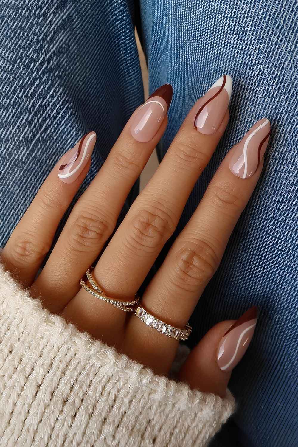 Burgunderrote weisse French Nails mit Swirls