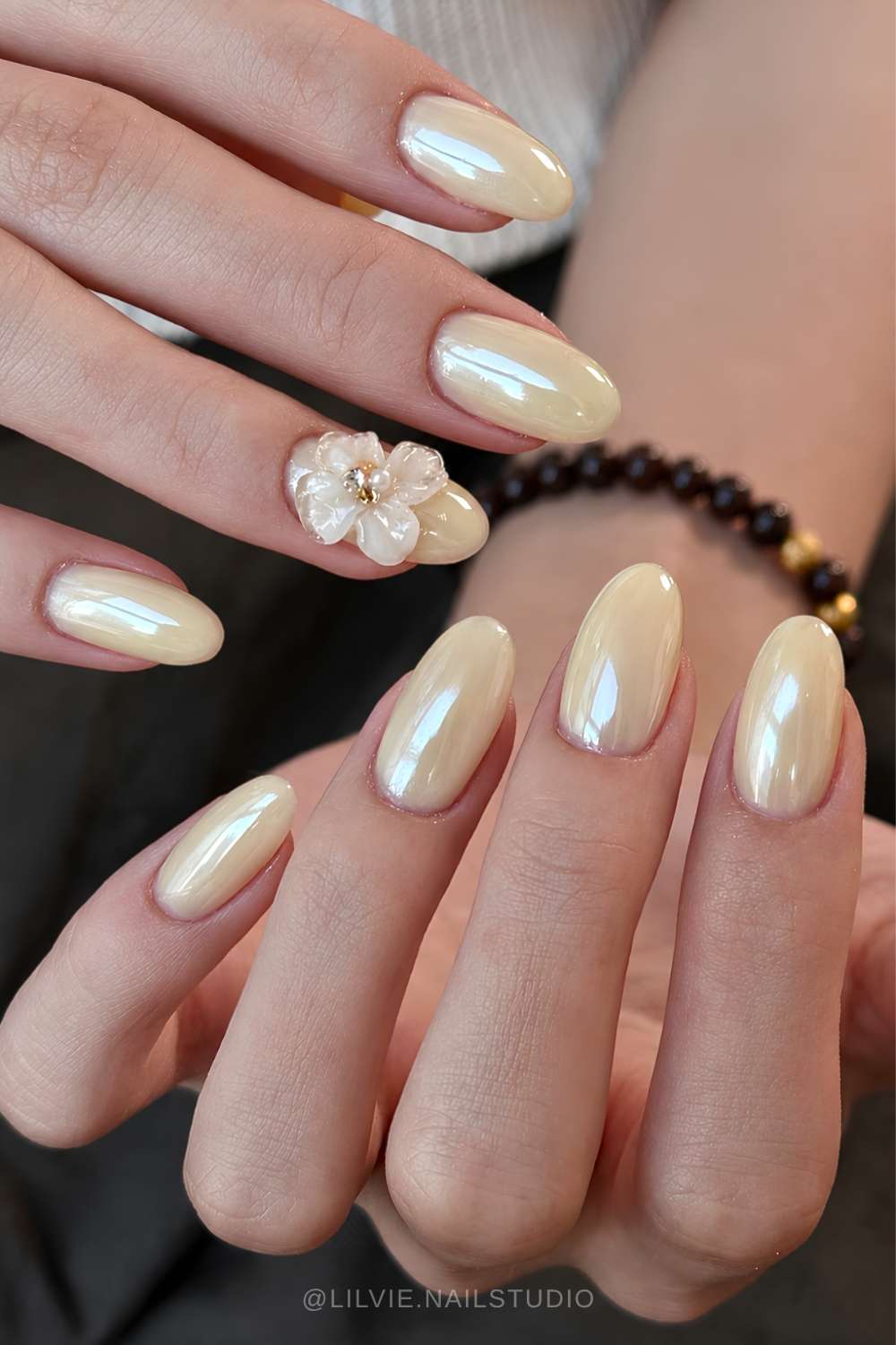 Buttergelbe Chrome Naegel mit 3D Blumen