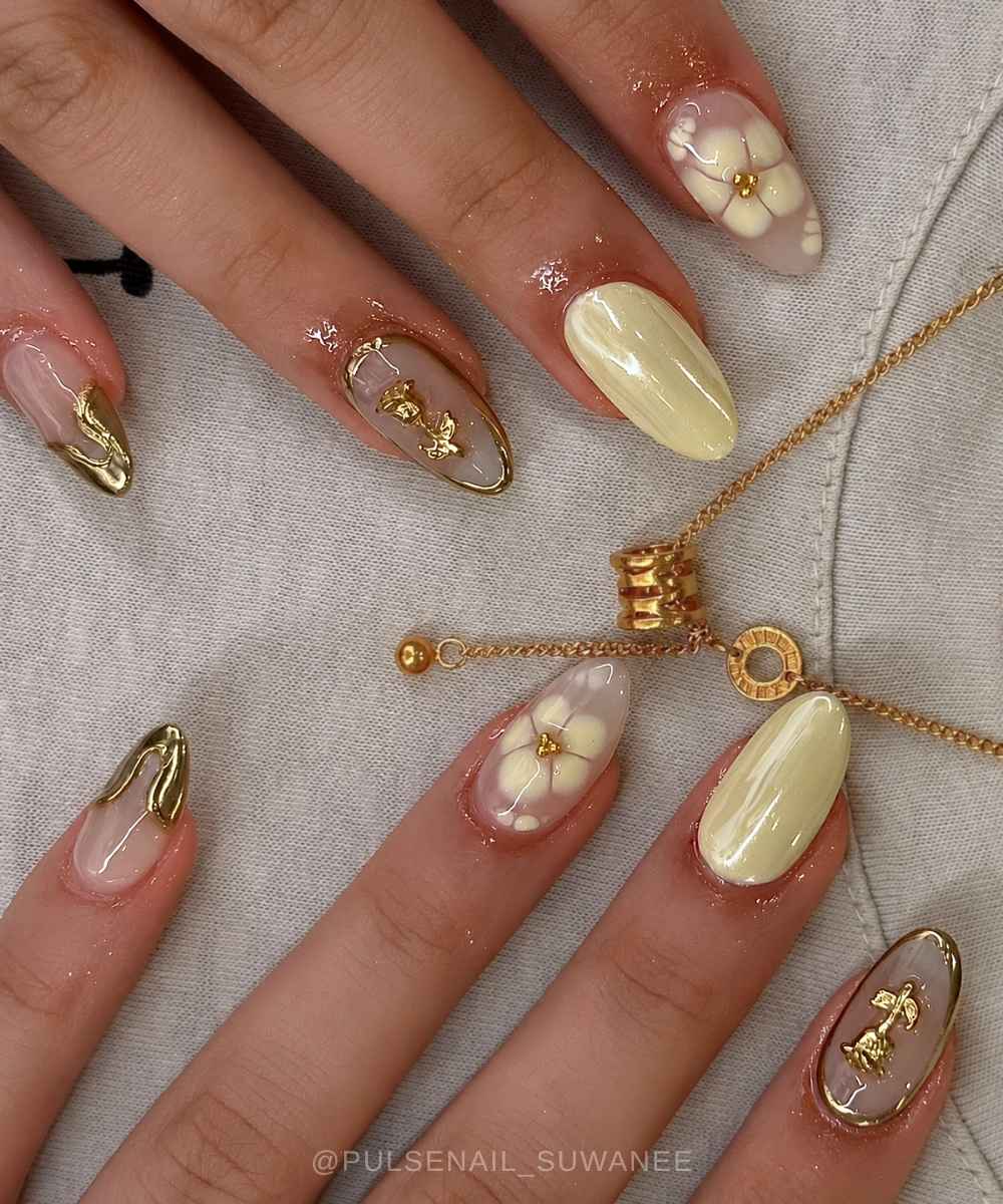 Buttergelbe Chrome Naegel mit goldener Chrome Art