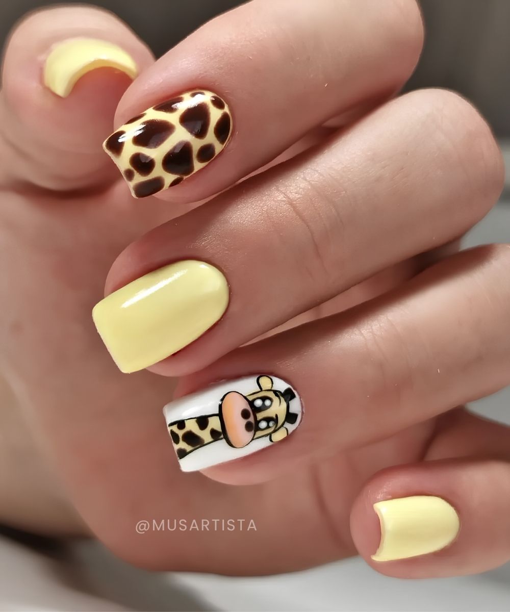 Buttergelbe Naegel mit Giraffen Motiven