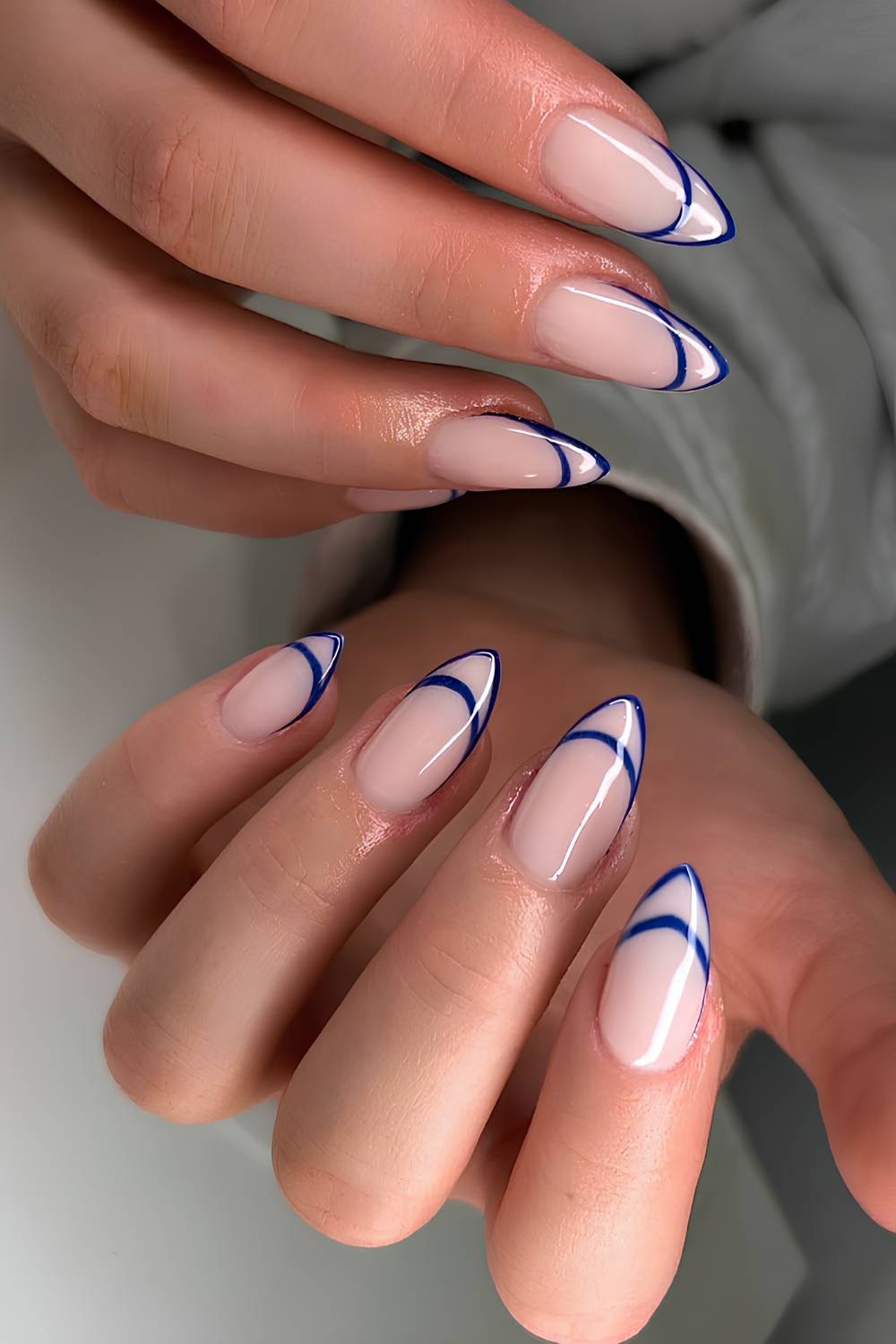Dunkelblaue filigrane french nails