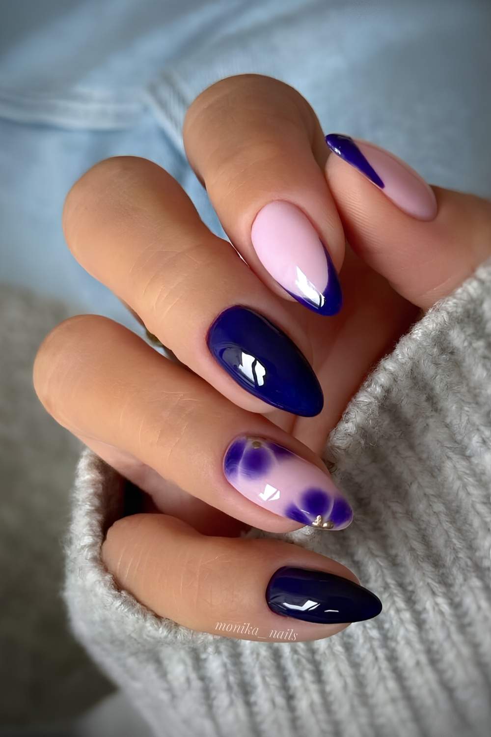 Dunkelblaue naegel mit blooming gel blumen