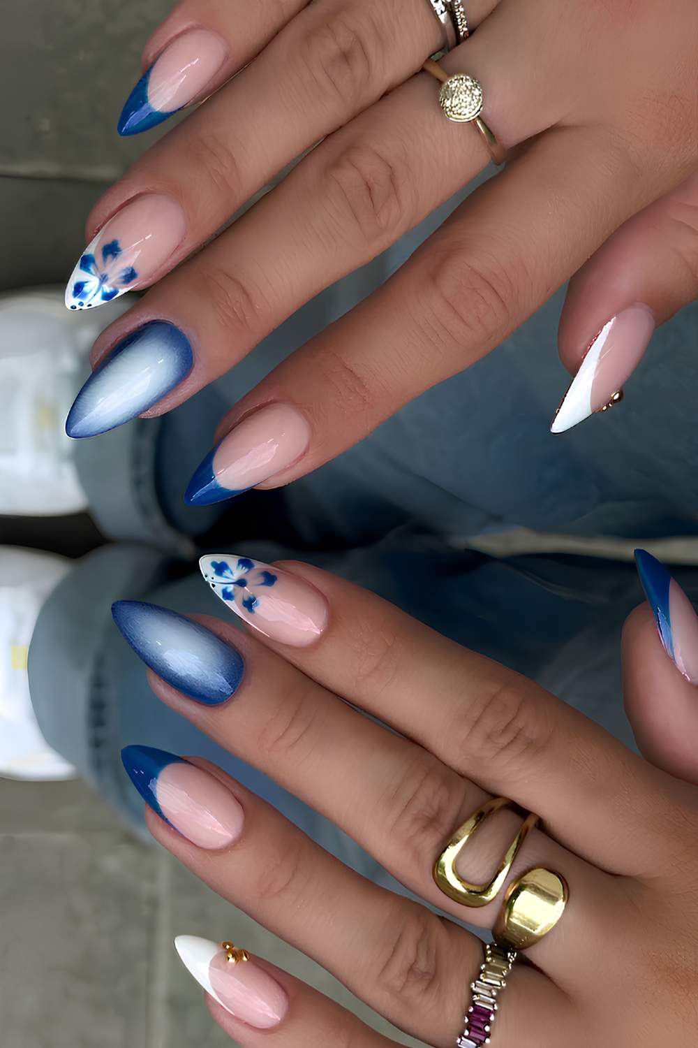 Dunkelblaue naegel mit blumen und aura effekt